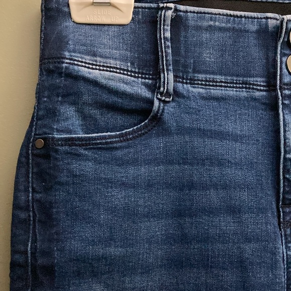 Apt 9 blue jean coloured capris with a dark band down the sides. Elastic waist. - Picture 5 of 12